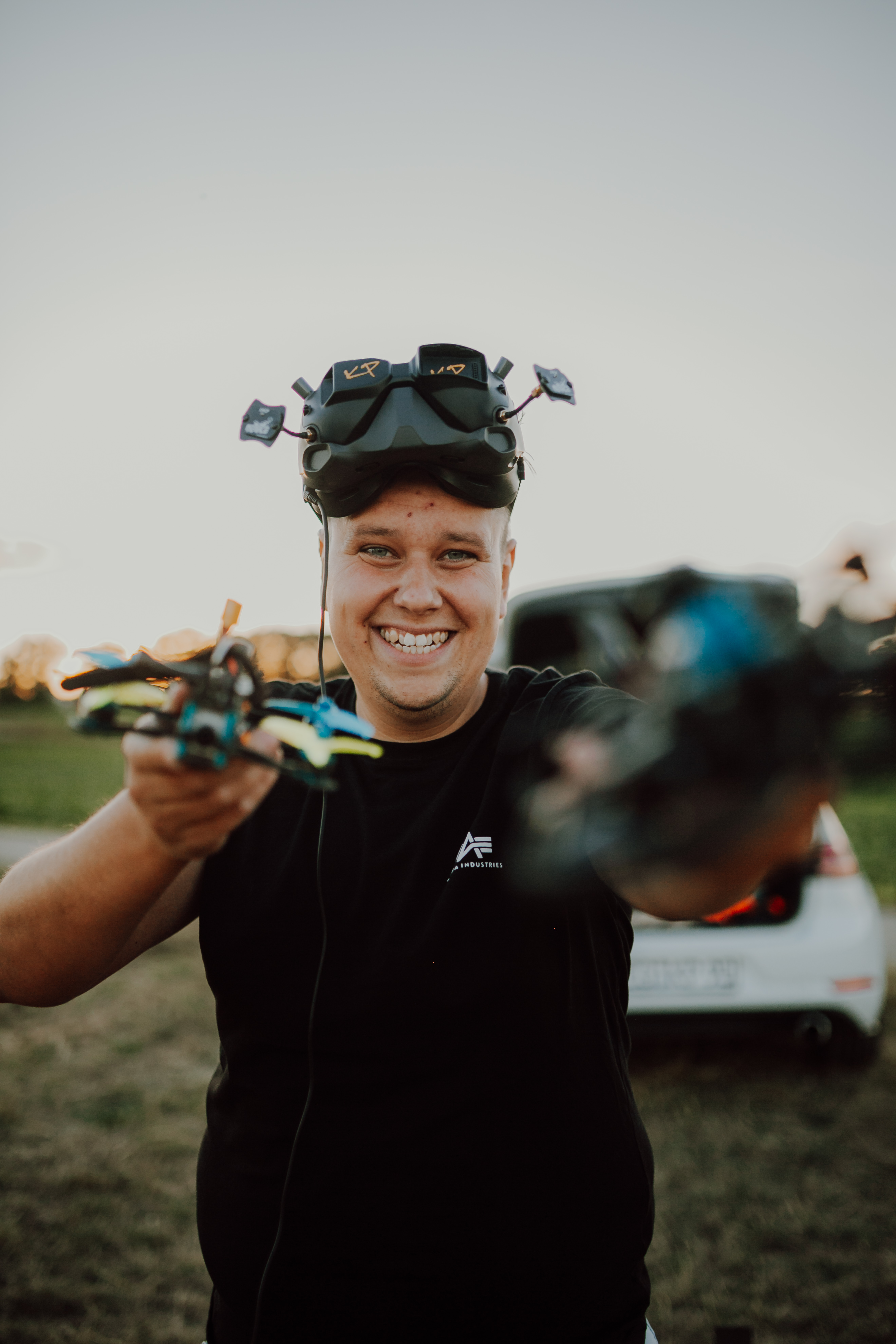 Philipp Kostecki mit FPV-Brille und Drohne